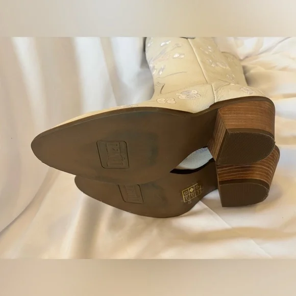 Dingo White Embroidered Western Heeled Boots - Picture 13 of 14